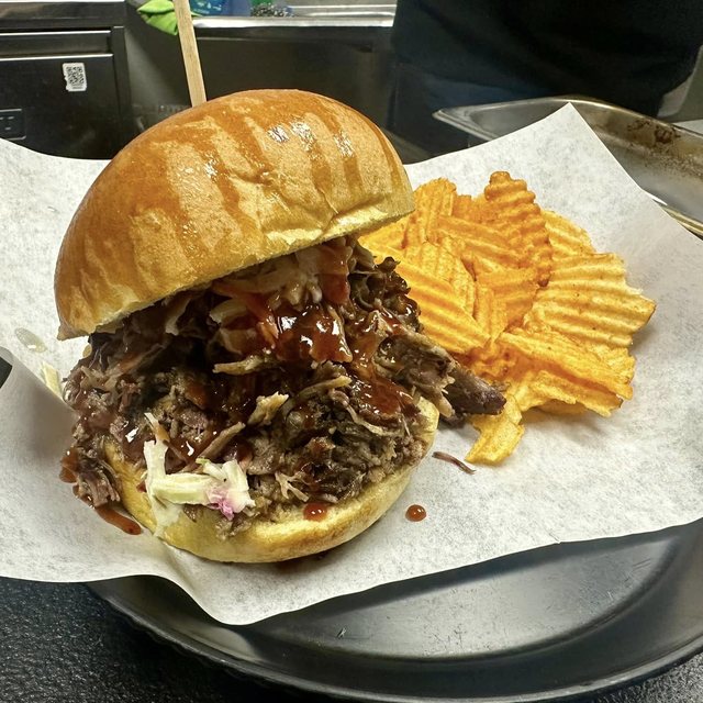 Pulled pork sandwich with chips